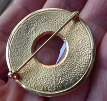 Load image into Gallery viewer, Solid Gold Brooch Sheila Fleet Orkney Skyran Design
