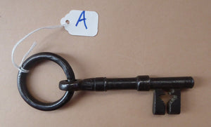 ANTIQUE Georgian / Victorian Large Cast Iron / Steel Bullring Key. Good Condition. Key Code A