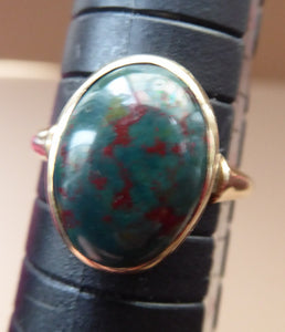 Vintage 9 ct gold Signet Ring with Oval Bloodstone. Fully marked inside. Weight: 2.7 grams