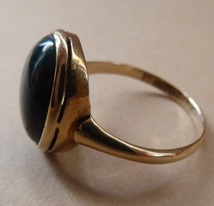 Vintage 9 ct gold Signet Ring with Oval Bloodstone. Fully marked inside. Weight: 2.7 grams