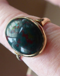 Vintage 9 ct gold Signet Ring with Oval Bloodstone. Fully marked inside. Weight: 2.7 grams