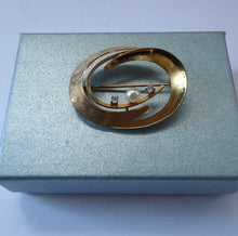 Load image into Gallery viewer, Vintage 9ct GOLD Brooch with Natural Pearl Detail. Fully Hallmarked to the Reverse
