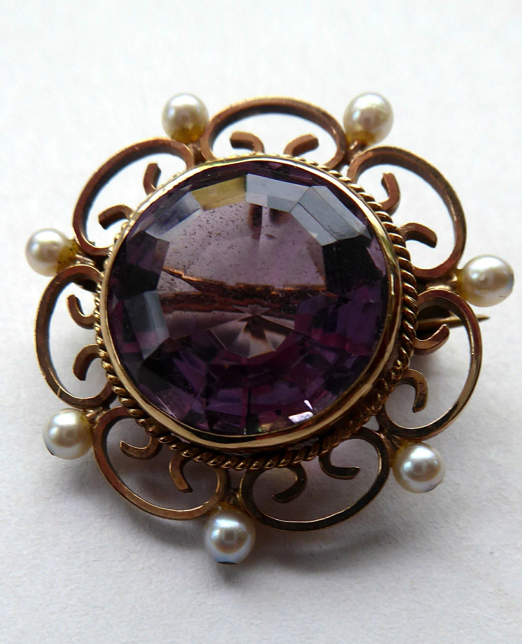 ANTIQUE 9ct Gold Brooch. Beautifully Made Little Gold Brooch Set with Seed Pearls and with Large Faceted Amethyst